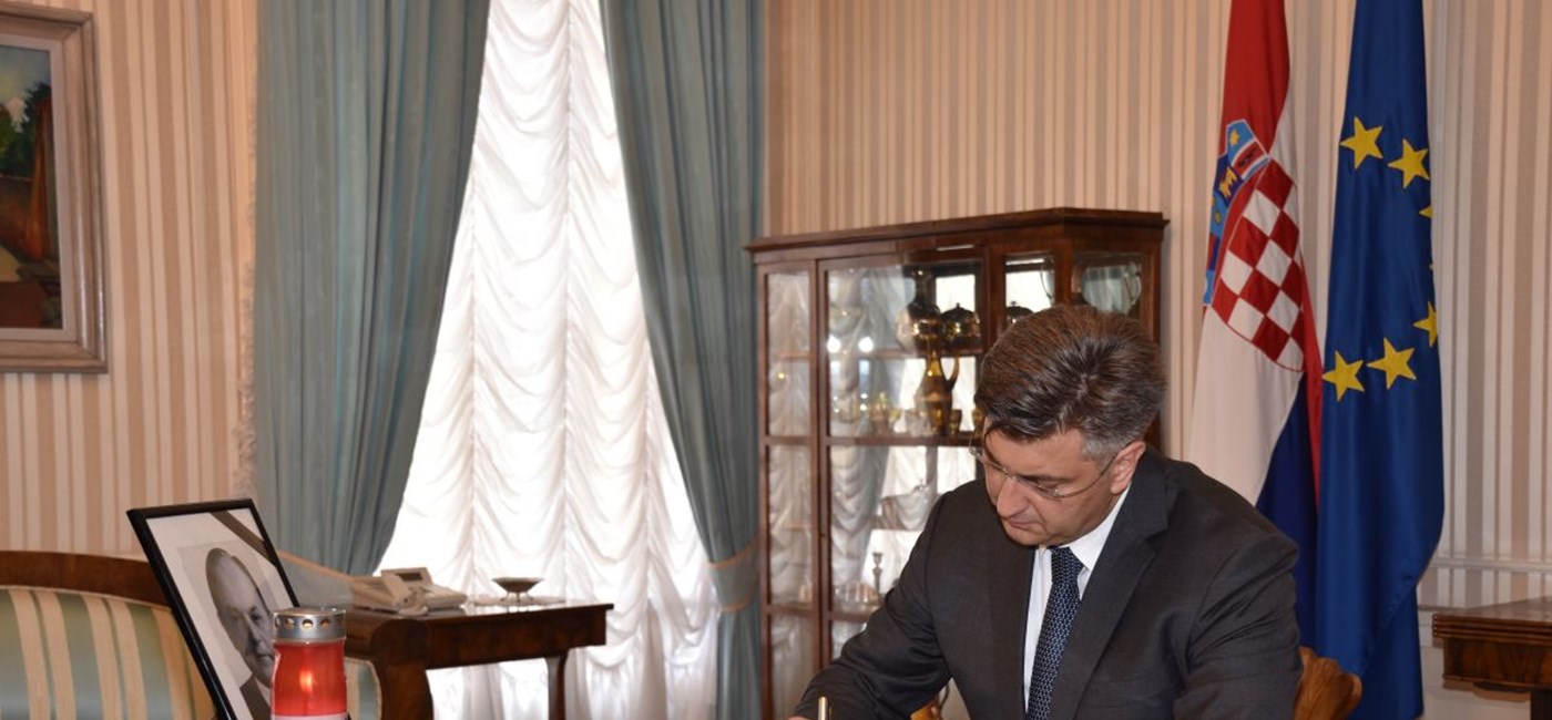 PM Plenkovic signs book of condolence for ex-PM Hrvoje Sarinic